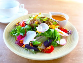 Cafe Restaurant merce（カフェレストラン メルチェ）／株式会社ZIG 求人 素材を活かした、彩り豊かなメニューも多数。盛り付けのセンスなども身につきます。