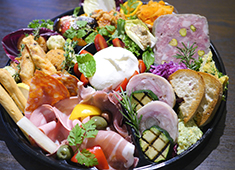 「PizzeriaBarFANTASISTA」「PIZZERIA FANTASISTADUE」「Piccolo FANTASISTA」「焼肉　天神」 求人 あなたの料理アイデアもかたちになりやすい職場です。