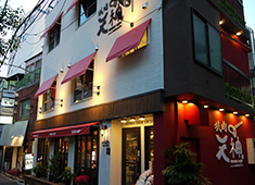 「PizzeriaBarFANTASISTA」「PIZZERIA FANTASISTADUE」「Piccolo FANTASISTA」「焼肉　天神」 求人 姉妹店の焼肉業態「焼肉 天神」もスタッフ募集。詳細はお電話にてお聞きください。