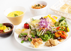 HATAKE CAFE 新宿 求人 【HATAKE CAFÉの一番の人気ランチメニュー】野菜の前菜を中心に盛り沢山な一皿です。