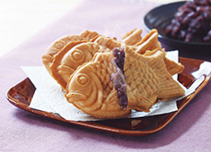 MOG・MOG（ファーストフード部門・カフェ部門） 求人 パリッとした薄皮の中から、トロ～リとしたあんが溶け出る究極のたい焼を目指し、自家配合によるオリジナルの粉を開発。