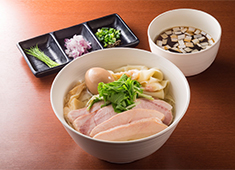 株式会社マカフーヒアDining 求人 お店の個性が存分のラーメン。今後もメニュー数を増やしいきたいと考えています。