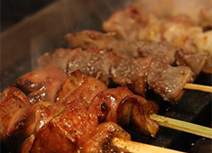 やきとりShira 求人 1本1本丁寧に焼き上げる焼鳥はお客様に大好評。