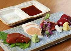 やきとりShira 求人 鶏をメインとした一品料理にも力を入れています。