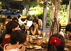 「中目黒グリル」「nakameguro SLOW TABLE」 ／株式会社ファンタジスタ・ジャパン 求人 ▲開放的な店内。よりお客様を笑顔に出来る料理・サービスを一緒に考えていきましょう！