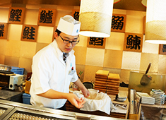 築地すし鮮 浅草雷門店／魚家 株式会社 求人 若手スタッフも修行中。日々クオリティアップを目指し、次世代の職人にも確かな技術を継承していきます。