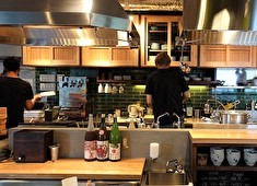 炉ばた 灯台／ジョウモン／株式会社ビックスルー 求人 【新店写真】カウンターメインの店内の為、反応がダイレクトに伝わる距離感！まだまだオープニングスタッフ募集中！
