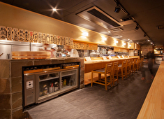 「すし屋つかだ」「立ち寿司横丁」 求人 昨年９月にオープンした「すし屋 つかだ」。コロナ禍にあっても、地元の家族連れのお客様で連日のにぎわいです。