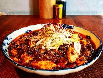 大衆酒場カラカゼ／株式会社とらいば 求人 中華ベースの一皿も…。いろいろな料理ができるので、キッチンに立っていても、飽きません！（笑）