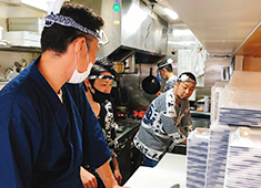 株式会社リスペクトダイニング 求人 ▲若手とベテランがお互いの得意分野を活かし、共存する会社づくり！
年齢や経験に合わせたお仕事をお任せします。