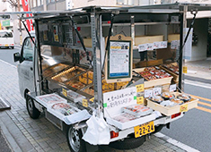 株式会社リスペクトダイニング 求人 ▲移動販売「魚富」。刺身・焼き物・煮つけ・太巻きなど、新鮮な魚を提供。お客様との会話を楽しみながら働けます！