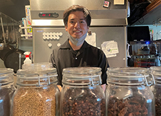 タコムマサラダイナー／株式会社ビーキュウ 求人 若手スタッフが活躍中！店内には沢山のスパイスが並んでいます♪