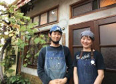 旧ヤム邸（かまくら荘(新店)/日比谷店(新店)/シモキタ荘/Yammy's） 求人 スタッフの仲の良さも魅力のひとつ。飲食店ですが、髪色やヒゲ、ネイルも自由なので、あなたらしいスタイルで働けます♪