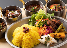 旧ヤム邸（かまくら荘(新店)/日比谷店(新店)/シモキタ荘/Yammy's） 求人 「ヤミーズ 旧ヤム邸」はドライブインをイメージした空間で、カレー・ライス・サイドメニューが選べるスタイル！