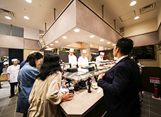 株式会社 梅丘寿司の美登利総本店　テイクアウト部門 求人 写真は日本橋店。立ち食い寿司が併設されたお店です。