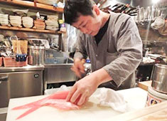 三軒茶屋 五臓六腑 グループ 求人 魚はもちろん、鶏、豚と様々な食材を扱えます。どこでも通用する知識と技術が身につきます！