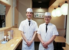 銀座 篝（かがり） 求人 和割烹を連想させる佇まいの店内でひときわ印象的な、檜づくりのカウンターでラーメンを提供しています。
