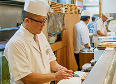 浅草すし若 雷門店／若 株式会社 求人 日々クオリティアップを目指し、次世代の職人にも確かな技術を継承していきます。60代のスタッフも活躍中です。