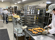 OPEN GATE BAKERY（オープンゲートベーカリー） 求人 作業がしやすい広くて綺麗な厨房。設備も充分に揃っています！パン職人として働きやすい環境が整っています♪