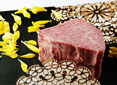 「牛牛 西麻布 総本店」「牛牛 麻布十番 」 求人 A5ランクの最高級ステーキ「天下一の松坂牛エンペラーブリアン」。お客様の前で金粉をかけてご提供♪