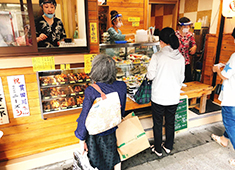 株式会社リスペクトダイニング 求人 ▲昨年店舗を大幅改装して始めた店頭販売はお店と同じ味を家で楽しめると大好評！商品企画にも参加できます◎