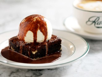 Ralph’s Coffee／ラルフローレン株式会社 求人 コーヒーに合わせたスイーツも提供しています。料理だけでなく、スイーツの経験もできます。
