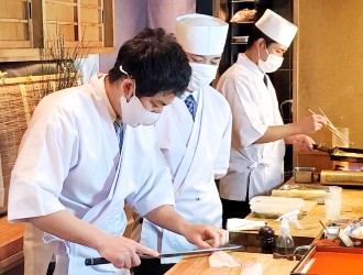 株式会社NATOMICS　※新店開業準備チーム 求人 これから本格的な和食を学びたい方も歓迎！経験に合わせて、板場、煮方など、専門的な和食の仕事を学ぶことができます。