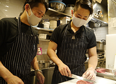 FIVE A LLC（ファイブ エー 合同会社） 求人 ▲肉を初めて学びたい、もっと学びたいという理由で入社するスタッフが数多くいます。