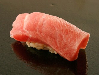 鮨乃すけ 求人 しっかりと江戸前の「仕事」を施した握りを提供しています。