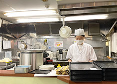 とんかつはまや／株式会社 駿河屋本舗 求人 一緒に働く仲間は、学生さんと40～50代の方が中心。男女問わず活躍中です！2～3名のスタッフで運営していきます。