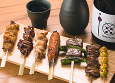 権八 西麻布／株式会社グローバルダイニング 求人 備長炭で焼き上げる炭焼き。岩手のブランド鶏“いわいどり”など食材にもこだわっています。