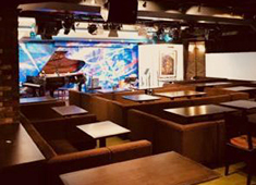 Jazz Restaurant Satin Doll／株式会社サテンドール企画 求人 当店のフロアは90%がソファ席。ソファでゆったりと寛ぎながら目の前で生演奏をするライブハウスは他にはありません。