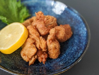 Vege Earth Azabu（ベジアースアザブ）／株式会社globe a cloud（グローブアクラウド）※新店開業準備室 求人 【メニュー例／代替肉のからあげ】プラントベースの料理を経験できます。メニュー開発などにも、ぜひ参加してください！