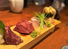 H （エイチ）／立呑み8（ハチ） 他／株式会社H 求人 『牛シャトーブリアンのたたき刺し』『紅いポテトサラダ』…etc、当社ブランドだけのこだわりのメニューが盛りだくさん