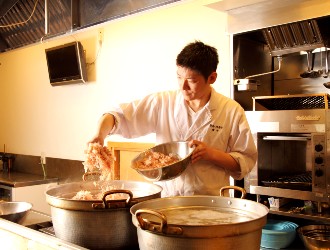 新橋 かま田 求人 丁寧に出汁をひき、日本料理の“煮物”のように素材ごとに出汁の味付けも変えています。