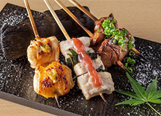 株式会社スマイルダイニング※和食・居酒屋事業部 求人 焼鳥は炭火で焼き上げる本格派。焼きに自信のある方は当店で活躍できる環境をご用意しています！