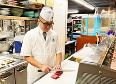 いけす道場魚家 東陽町店／魚家 株式会社 求人 和食全般の幅広い分野が経験できます。珍しい魚を扱うこともできるので、料理人として楽しみながら成長できます。