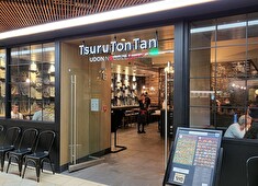 「つるとんたん」／DINING INNOVATION INC 求人 広々とした店内は、和モダンで落ち着いた雰囲気。テーブル席や個室、ボックスシートなど１７０席あります。