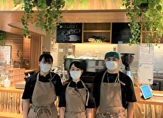 カワスイ 川崎水族館／Aqua Live Gift Co.,Ltd. 求人 こもれびカフェスタッフ。元気なメンバーがファミリーに人気のお店を盛り上げています！