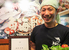 魚海船団／有限会社アメニティフーズメッセンジャーズ 求人 社員のほとんどが結婚して家庭を持つ30代、40代になります。
