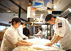 【株式会社フォンス】THE CITY BAKERY 名古屋（仮） 求人 ▲THE CITY BAKERYのパンは、スタッフも美味しい！と口を揃えるほど！経験浅い方～即戦力の方まで大歓迎！