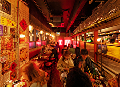 『台北餃子 張記』『台北餃子 次次』『生クリーム専門店MILK 』／株式会社オペレーションファクトリー 求人 SNSでも大きな話題に！台湾の路地裏にある店の雰囲気とポップな雰囲気が融合した不思議な空間です。