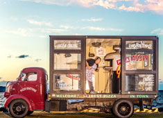 株式会社アエナリア　Pizzeria Da Gaetano～ピッツェリア・ダ・ガエターノ～ 求人 本場のナポリをもっと身近にイベントなどで活躍するキッチンカー。