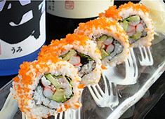 Chanko Dining 安美  両国総本店／魚家 株式会社 求人 カリフォルニアロールなど、創作性の高い一品料理も提供しています。和食以外の経験も発揮して活躍できる場です。