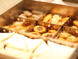 新橋 かま田 求人 毎日、丁寧に仕込む「おでん」。ホールの方も仕込みの簡単な作業から手伝っていただきます。調理の経験も身につきますよ◎