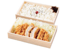 とんかつはまや／株式会社 駿河屋本舗 求人 お店で一番人気のロースかつ定食をお弁当でご用意しています。ロースカツ弁当700円。