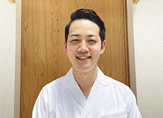 「鮨 神楽」※初号店立ち上げ準備室 求人 店主の望月です。怒ることは嫌いなので、和気あいあいと楽しく、和やかな雰囲気で一緒に仕事ができれば嬉しいです。