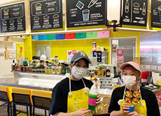 LEMON SOUR STAND YOSHIDA（レモン サワー スタンド ヨシダ） 求人 ファストフードやチェーン店とは一線を画すこだわりは持ちつつも、自由度や笑顔で働ける雰囲気は大切に営業しています。