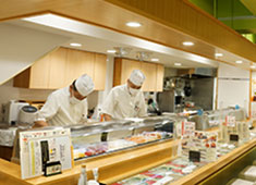すしと天ぷら とろ一 御徒町本店／魚家 株式会社 求人 若手から60代のスタッフまで幅広く活躍中です。面接では入社前に不安な事など、何でも遠慮なくご質問下さい。