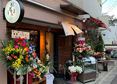 株式会社 FF.a(酒とさかな うなり 虎ノ門・食堂うなり 日本橋小伝馬町) 求人 独立支援制度を利用し、卒業生が経堂にオープンさせた
「食堂うなり」がココ。魚と煮込み・おばんざいが
人気の店！